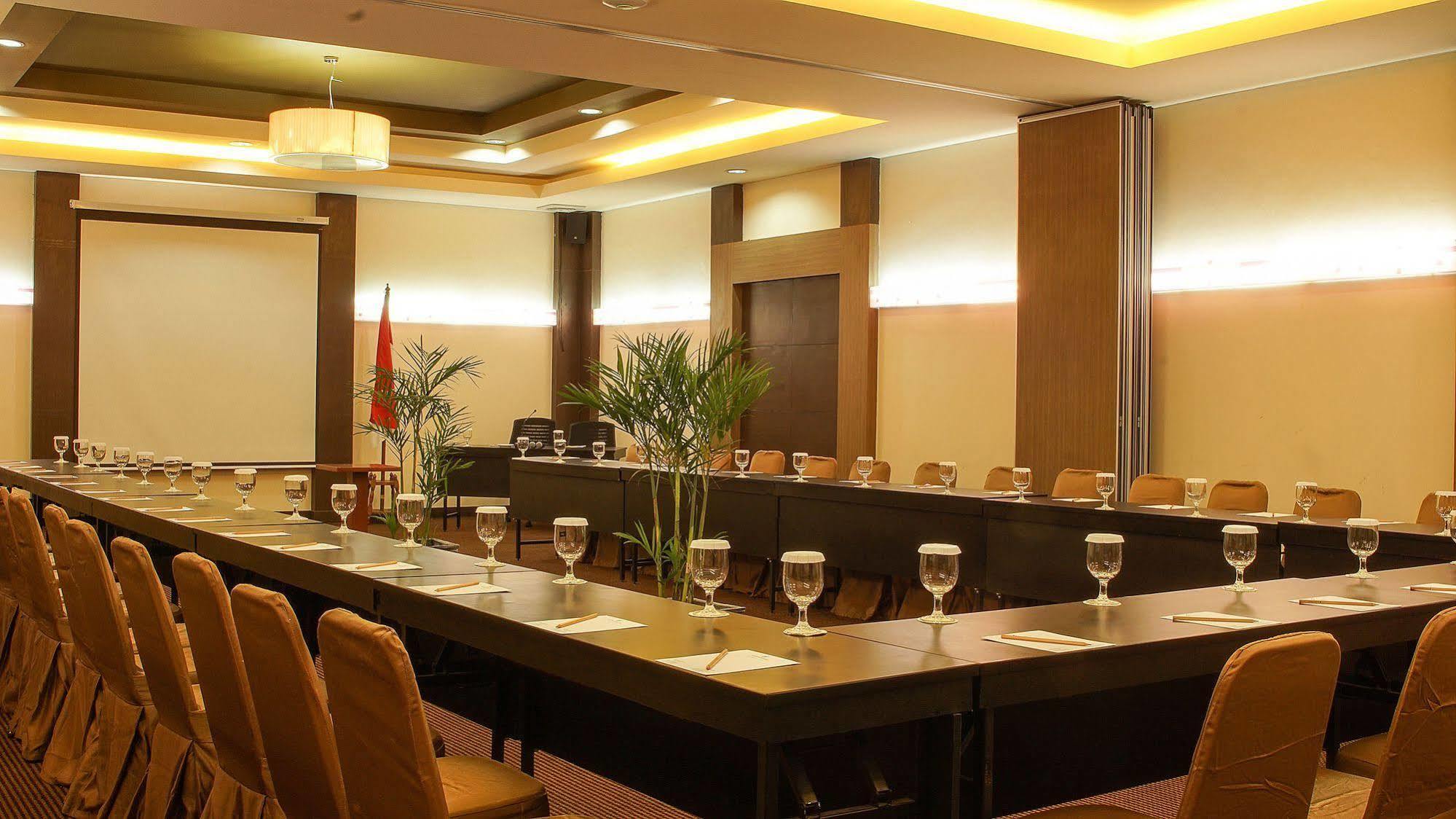 Sofyan Hotel Soepomo Jakarta Exterior foto